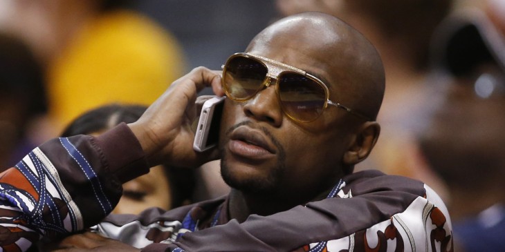 Mayweather hablando por celular