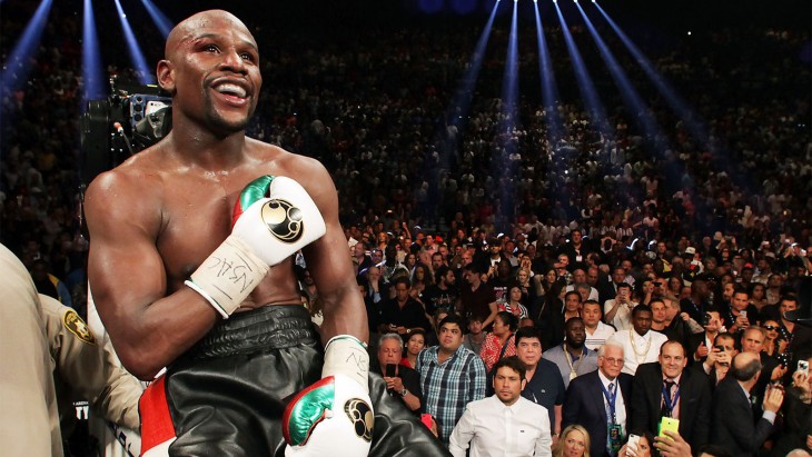 Mayweather con guantes en el ring