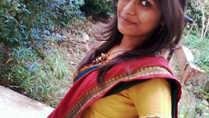 Mujer hindú con vestido tradiciobnal