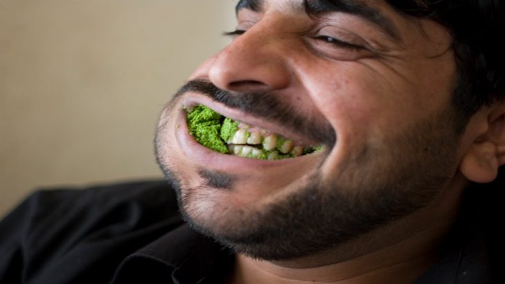 hombre con comida vede en la boca