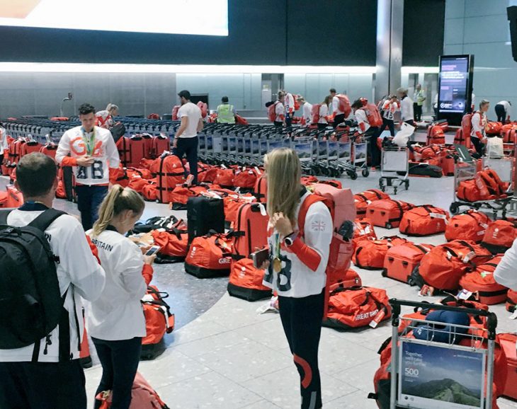 maletas rojas aeropuerto