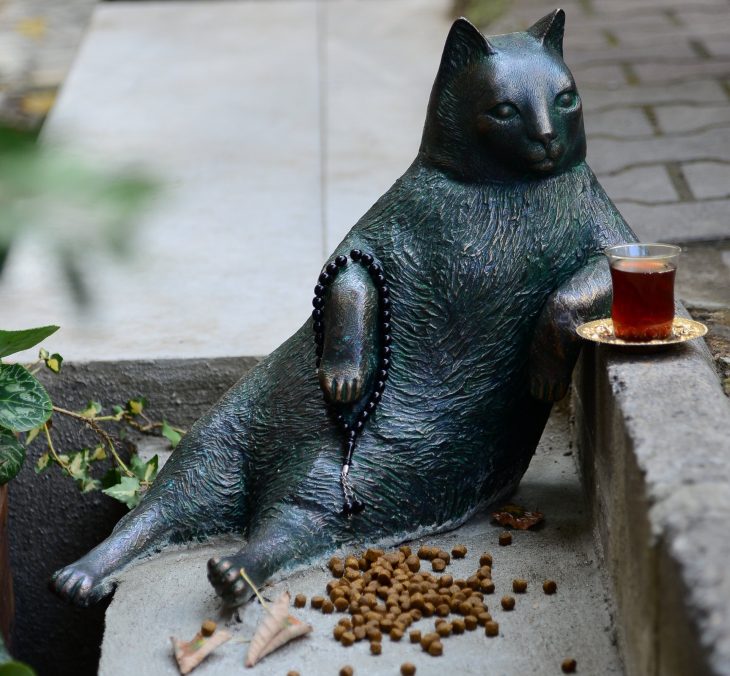 Estatua de gato Tombili