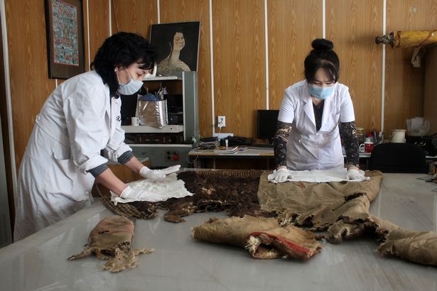 Descriptivo versus también Encuentran los restos de una momia en Mongolia que usaba tenis Adidas