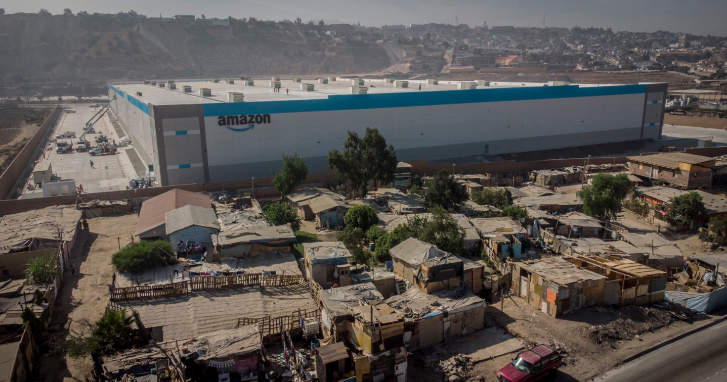 Amazon abre superalmacén en Tijuana al lado de una zona marginada