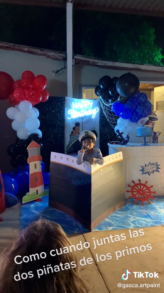 Niño celebra su cumpleaños con temática de Titanic