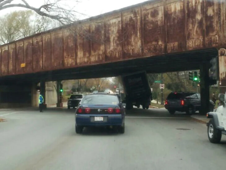 Camión pasando debajo del puente